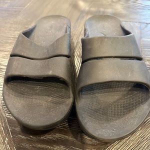 Oofos sandals men’s 9 women’s 11